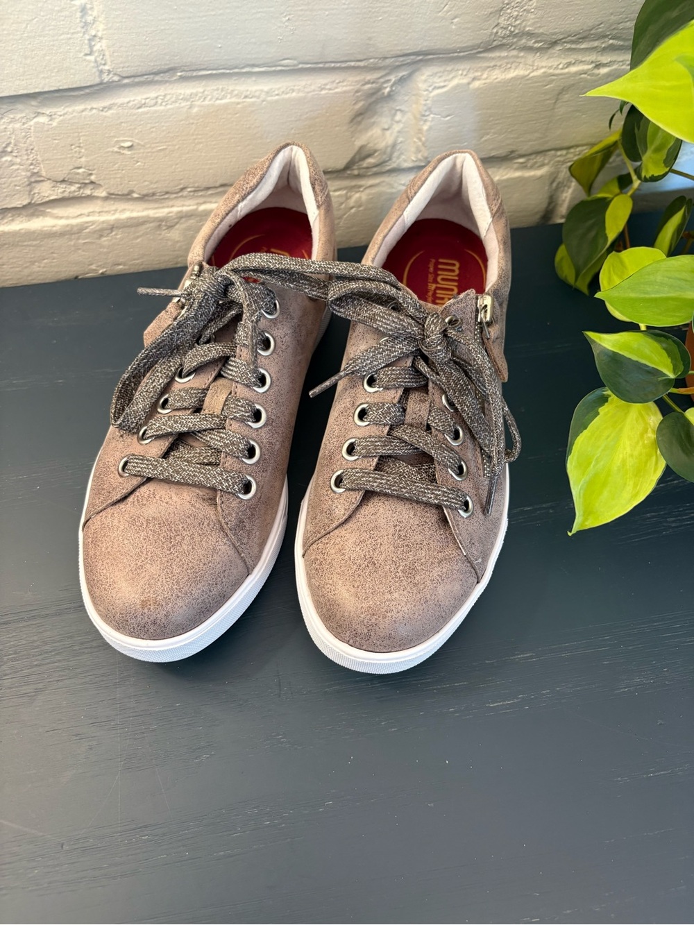 MUNRO! Grey Lace-Up/Zip Sneakers 8WW gorgeous!